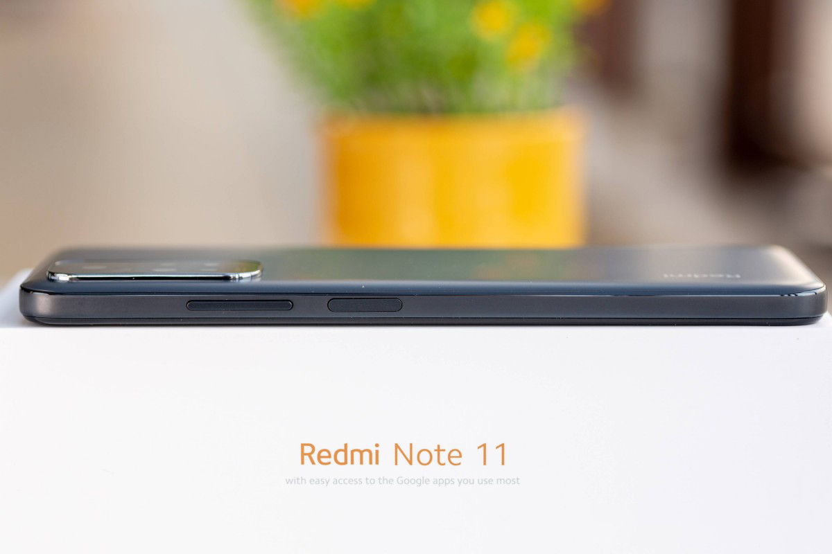 نمای کناری گوشی شیائومی Redmi Note 11 شامل دکمه های تنظیم صدا و دکمه پاور