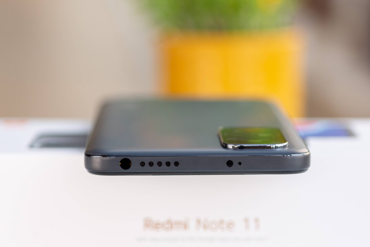 نمایی از بالای فریم گوشی شیائومی مدل Redmi Note 11 که محل قرارگیری اسپیکر، میکروفن دوم، سنسور مادون قرمز و جک 3.5 میلی متری صدا می باشد