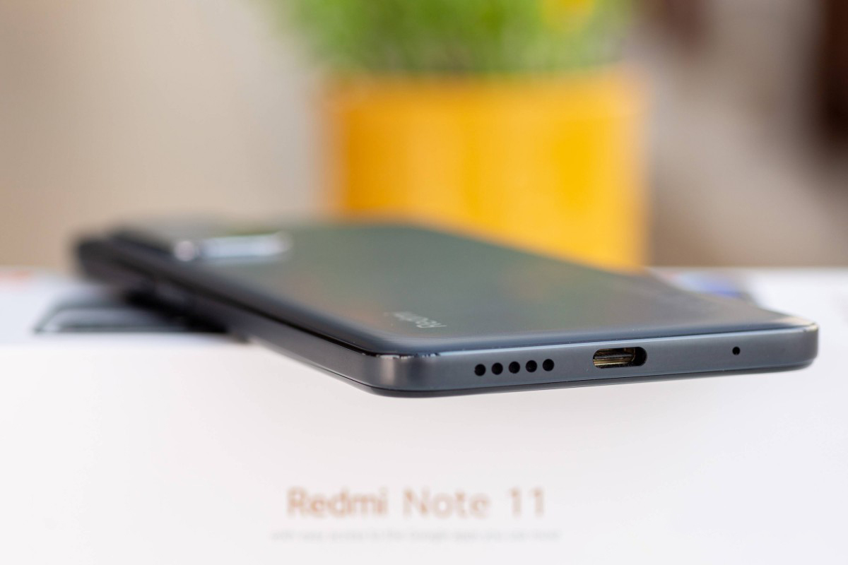 نمایی از پایین فریم گوشی شیائومی مدل Redmi Note 11 که محل قرار گیری پورت شارژ، اسپیکر اصلی و میکروفن اصلی گوشی می باشد